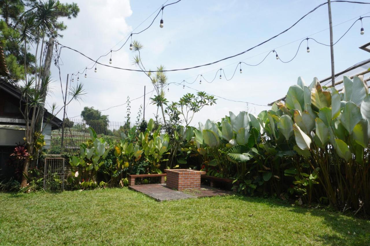 Rumah Stroberi Organic Farm & Family Lodge Lembang Luaran gambar